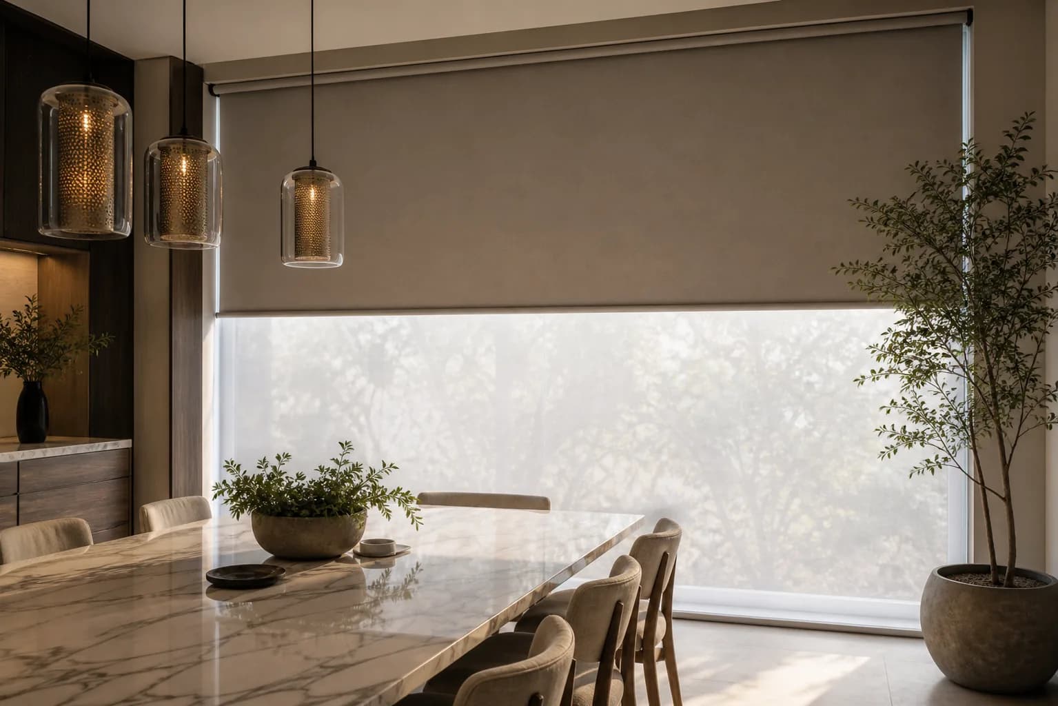 Enrollables dúo en comedor moderno con luz filtrada