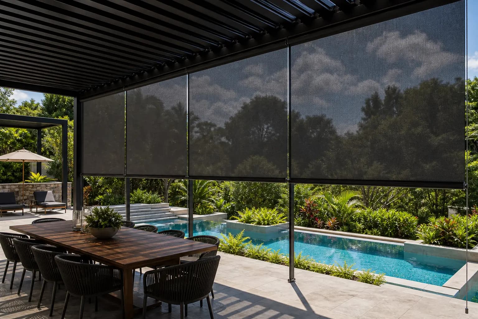 Enrollables exteriores en pérgola con piscina