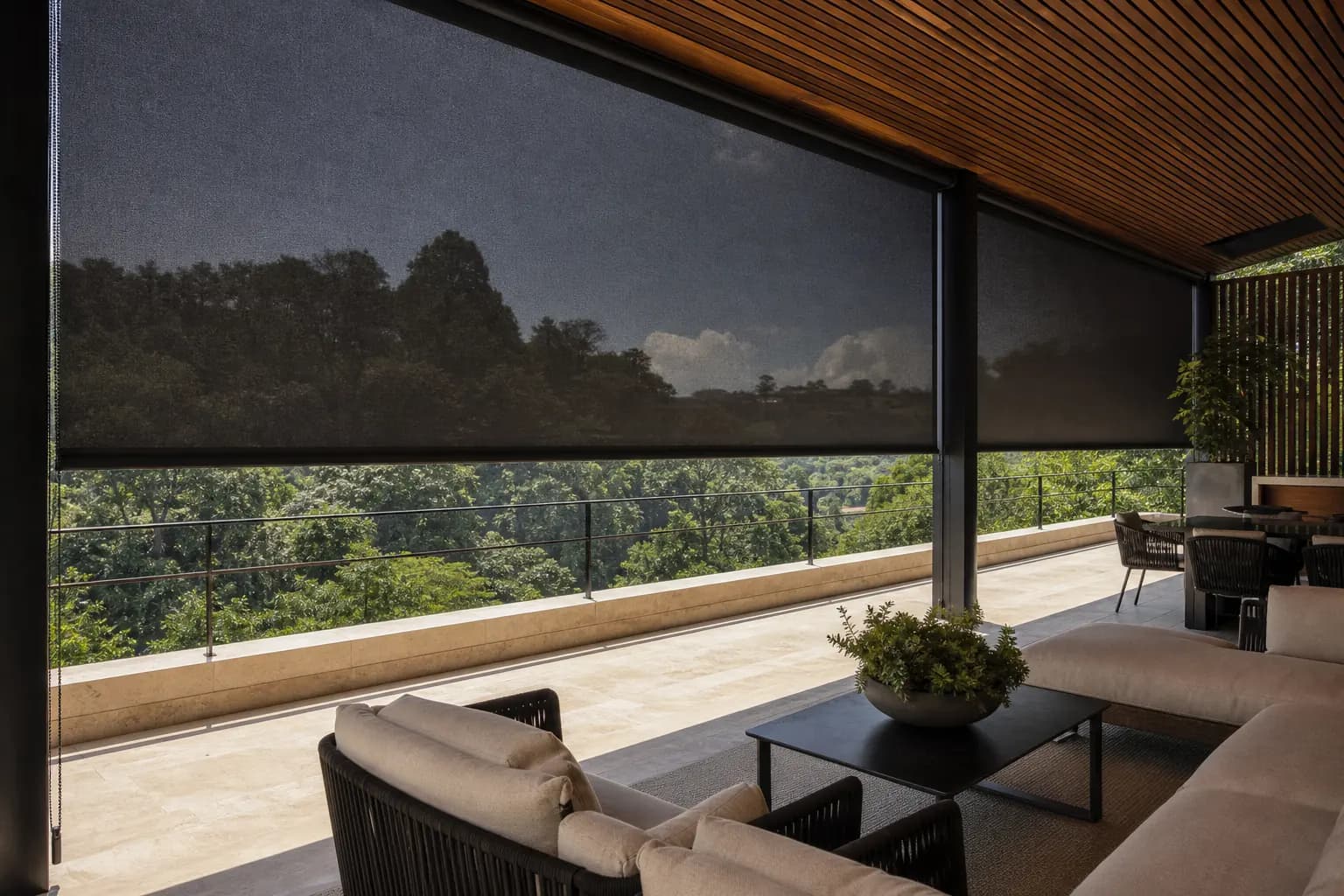 Enrollables para exterior instaladas en terraza residencial con vista al jardín