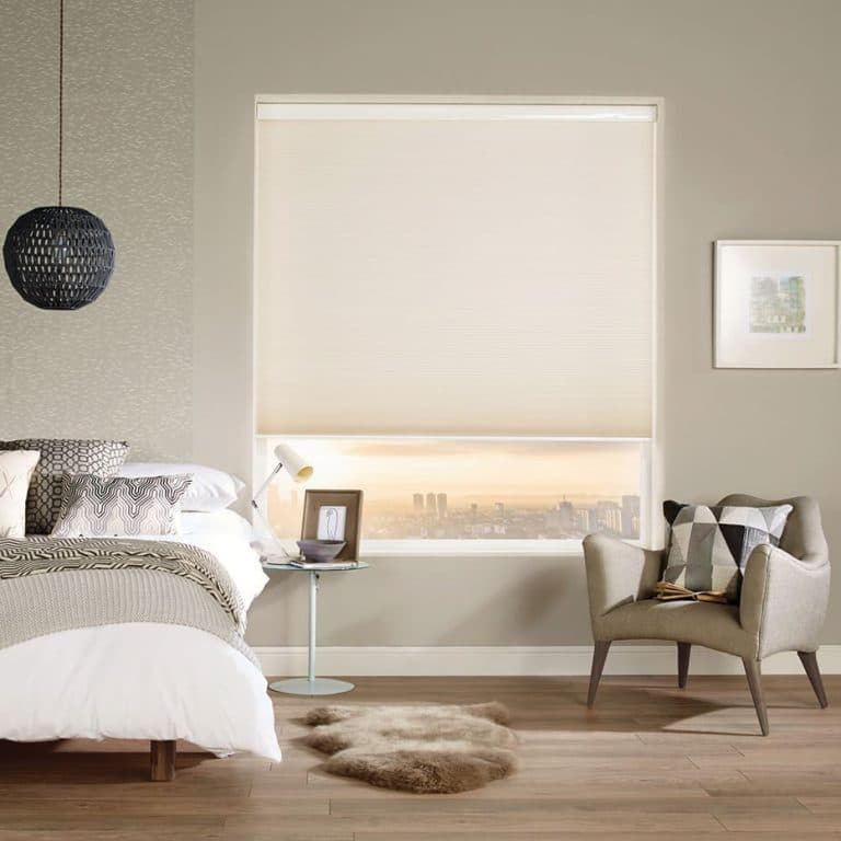 Cortina enrollable en dormitorio con luz filtrada