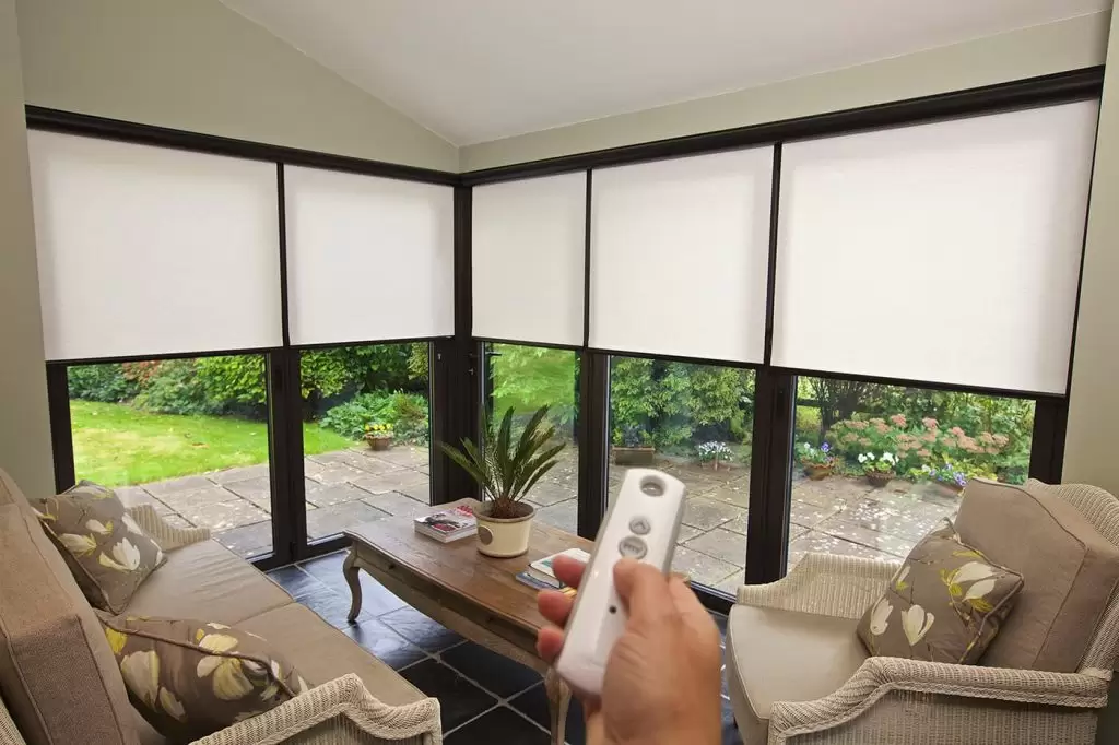 Cortinas motorizadas en sala de estar