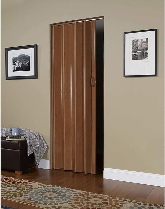 Puerta plegable blanca en interior