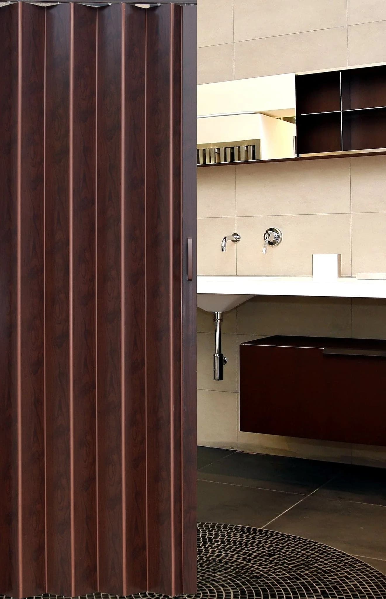 Puerta plegable café en espacio residencial