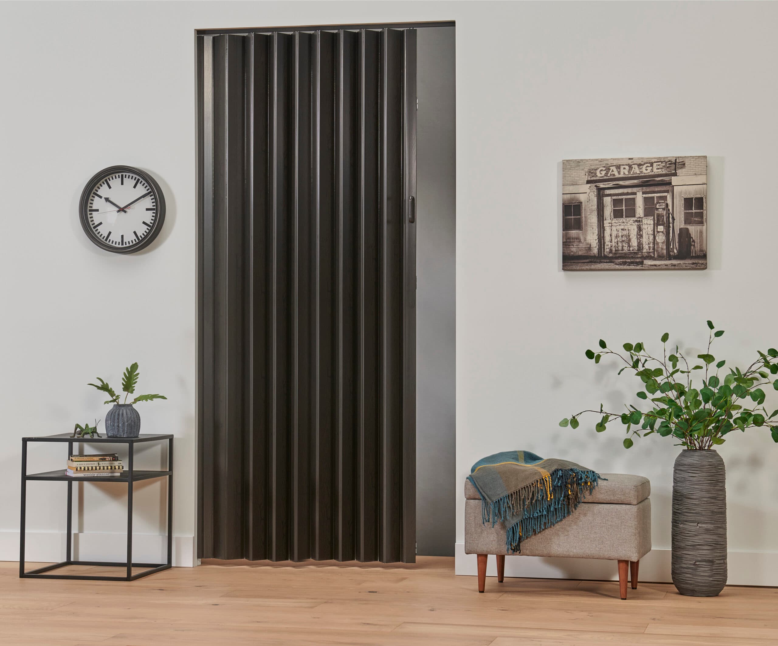 Puertas plegables PVC dividiendo ambientes en vivienda moderna