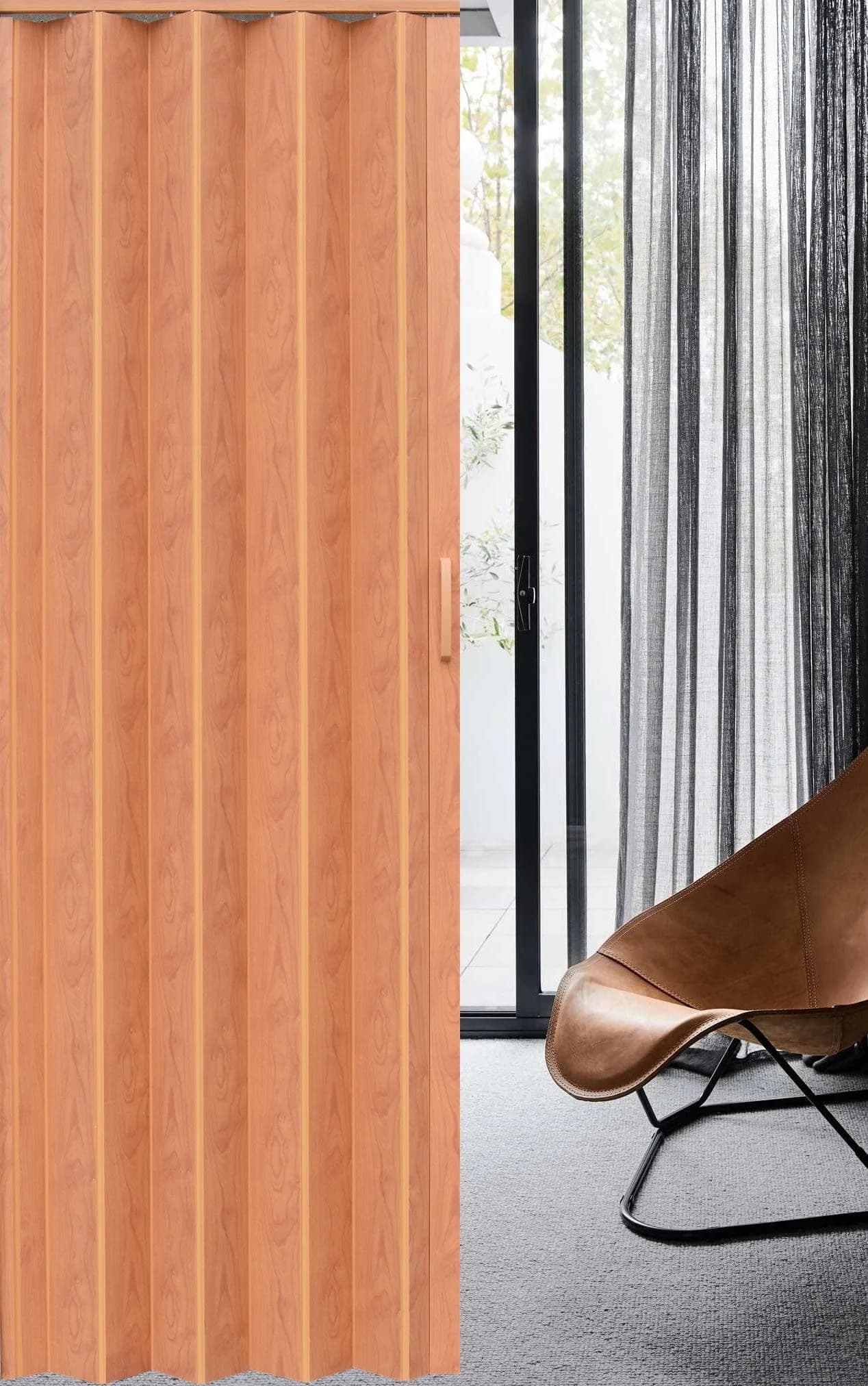 Puerta plegable color pino en ambiente moderno